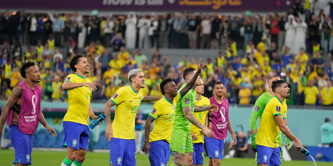 Jugadores sudamericanos celebran su pase a cuartos, el lunes.