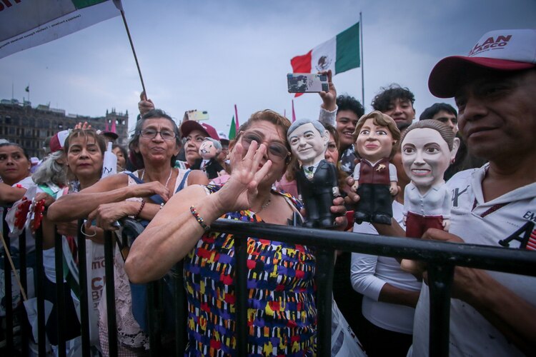 Los seguidores llevaron figuras de Sheinbaum, AMLO y Delfina Gómez.