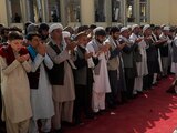 Talibanes en el funeral de las personas que perdieron la vida ayer viernes en un ataque del Estado Islámico a una mezquita en Kunduz, Afganistán.