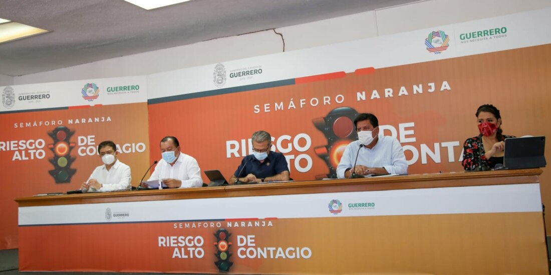 Funcionarios del Gobierno estatal, ayer, en conferencia de prensa.