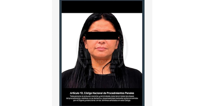 LA FUNCIONARIA, detenida ayer, y con el exalcalde en imagen de archivo.
