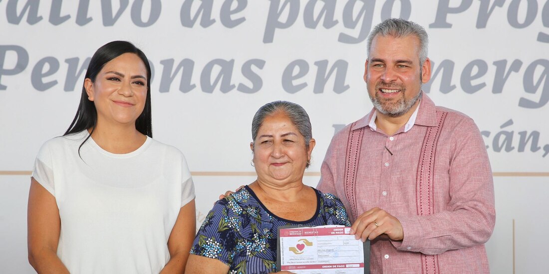 Alfredo Ramírez Bedolla entrega apoyos de manera directa a personas damnificadas por los sismos.