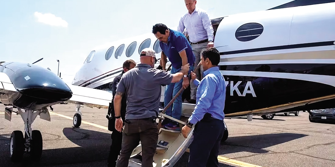 Imagen distribuida recientemente por el FBI de El Mayo al bajar del avión que lo trasladó desde Culiacán al aeropuerto de Santa Teresa, Nuevo México, el 25 de julio de 2024.