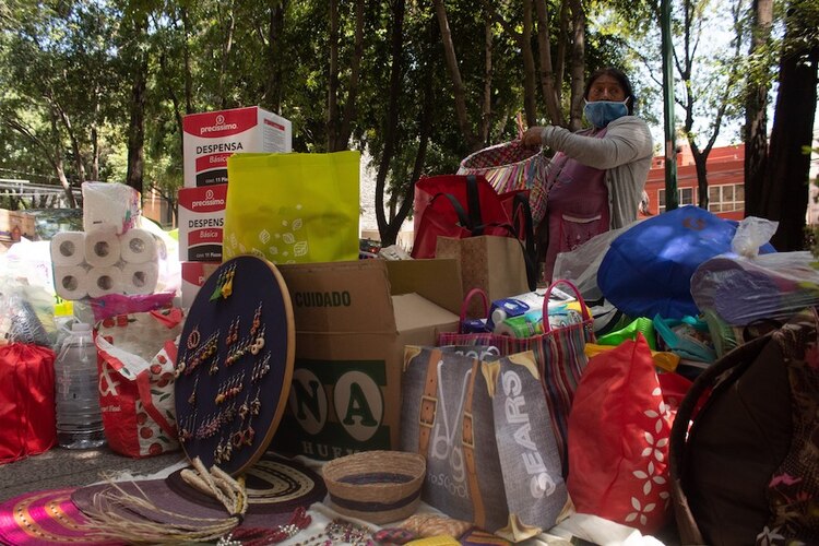 En mayo pasado, Delfino León Mendoza, artesano mixteco originario de Oaxaca, y su familia, ofrecieron sus artesanías a cambio de despensa, con el fin de sobrellevar la Fase 3 de la pandemia por Covid-19, a las afueras de la entra principal de Parque Delta, en la Ciudad de México. Debido a la emergencia sanitaria sus ingresos, los cuales dependen de la venta de sus artesanías como bolsas, tapetes, aretes y abanicos elaborados con palma, se han visto afectados.