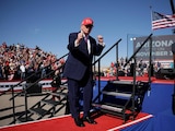 Donald Trump elogia a Claudia Sheinbaum durante un mitin en Arizona, EU.