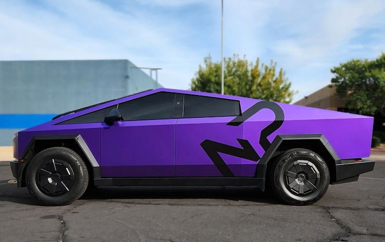 La Cybertruck lila que volvió reconocible a “La Nicholette”