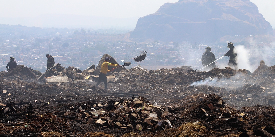 Bomberos combaten un incendio forestal en el Cerro de la Estrella, en 2019.