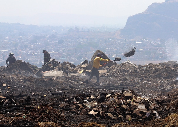 Bomberos combaten un incendio forestal en el Cerro de la Estrella, en 2019.