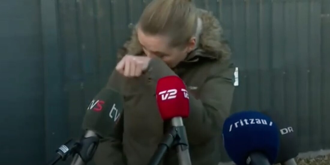 Cuando realizaaba una visita a un criadero de visones, la ministra de Dinamarca, Mette Frederiksen, se disculpó entre sollozos por su decisión de sacrificar a 17 millones de visones de criaderos.