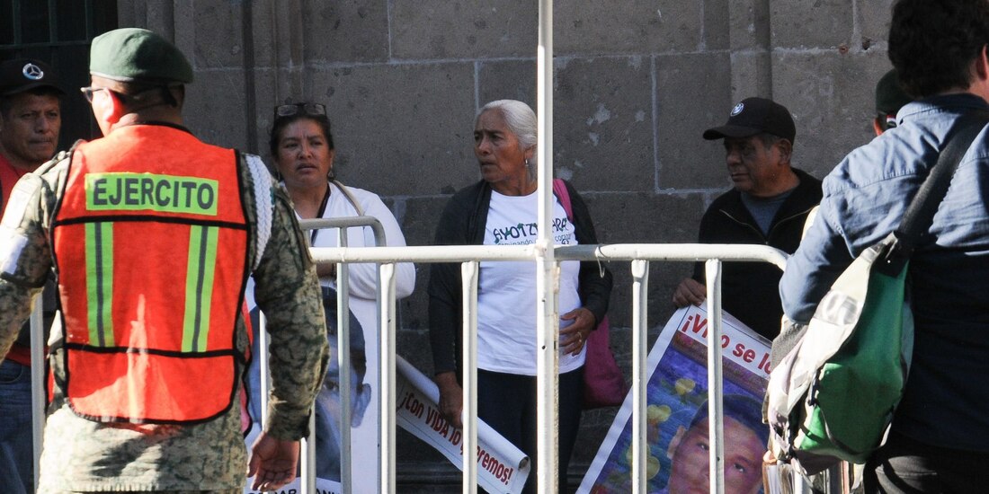 Los padres de los 43 normalistas desaparecidos de Ayotzinapa llegan a Palacio Nacional para reunirse con Alejandro Encinas, subsecretario de Gobernación.