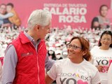 Alfredo del Mazo entregó tarjetas Salario Rosa en Ecatepec, ayer.
