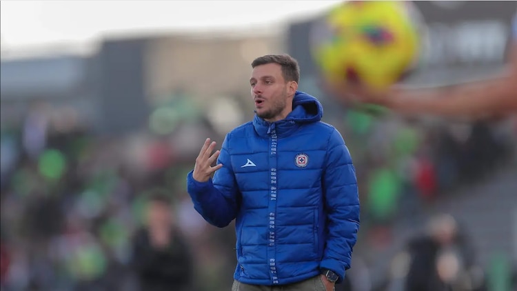 Martín Anselmi durante su paso como DT de Cruz Azul.