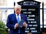 Donald Trump acudió a la iglesia de St. John's Church, frente a la Casa Blanca, para posar para esta foto; para que pudiera llegar ahí, dispersaron a manifestantes con gas.