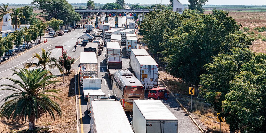 BLOQUEOS de productores agrícolas en la carretera Culiacán Mazatlán, ayer.