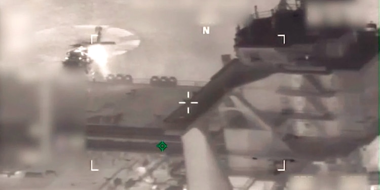 Esta imagen muestra a las fuerzas estadounidenses abordando el M/T Sophia en el mar Caribe la madrugada de ayer.