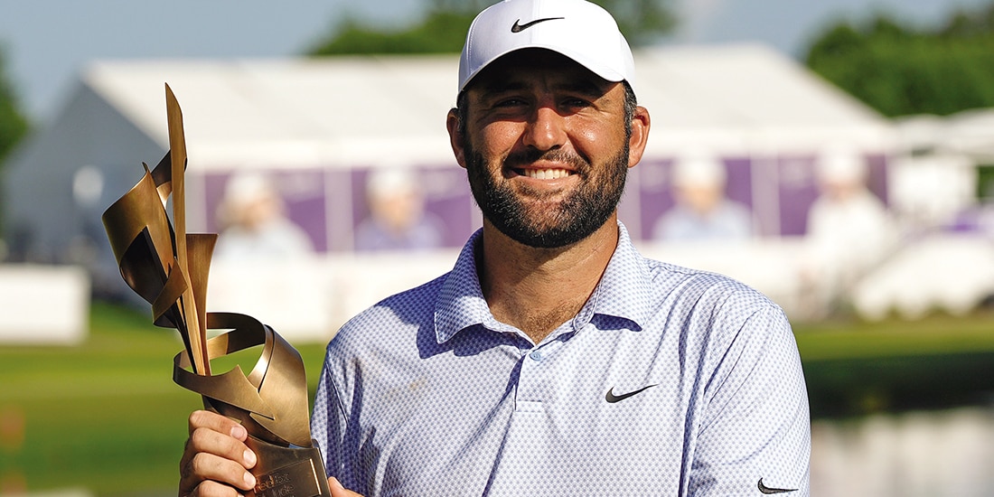 EL GOLFISTA sostiene el trofeo del St. Jude Championship tras la ronda final, el domingo 16 de agosto de 2026.