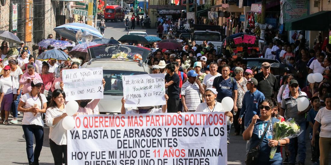 Pobladores de Yautepec se sumaron al cortejo fúnebre y exigieron justicia por la muerte del pequeño, ayer.