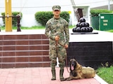 El pastor belga malinois, junto con su manejador, ayer, en Colima.