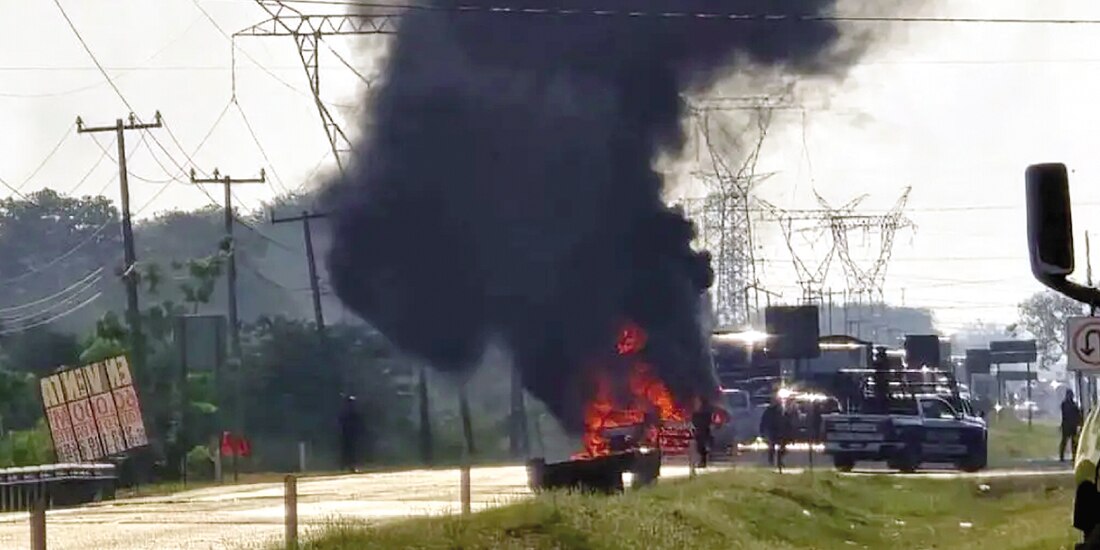 Una camioneta arde luego de los disturbios registrados ayer en un tramo de la carretera Cárdenas-Villahermosa.