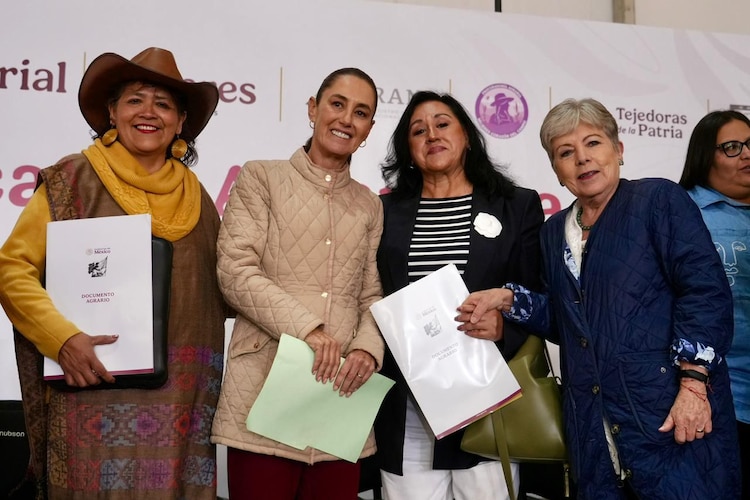 Presidenta encabezó la entrega de 138 documentos agrarios a mujeres propietarias.