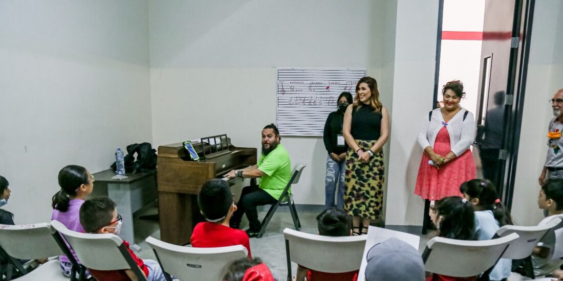 La Gobernadora con niños de la entidad.