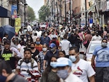 CIUDAD DE MÉXICO, 11JULIO2020.- Cientos de personas aglomeraron este sábado las principales calles del centro histórico día en que el semáforo epidemiológico por covid-19 se suspendió temporalmente por parte de las autoridades. La cifra de casos hasta ayer registraron: 289,174 casos confirmados; 81,838 casos sospechosos y 34,191 defunciones por covid-19.
FOTO: MARIO JASSO /CUARTOCURO.COM