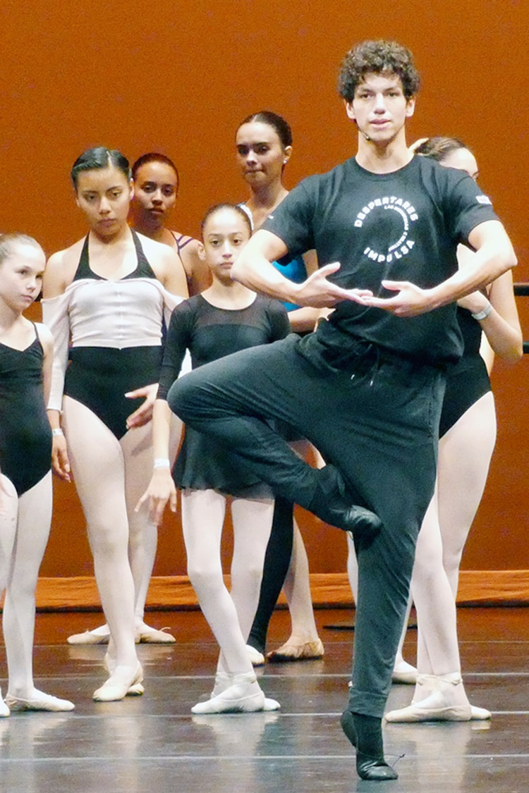 El bailarín Isaac Hernández, durante una clase magistral que ofreció como parte del evento Despertares Impulsa.