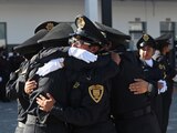 Generación de policías graduadas celebran en la Universidad de la Policía.