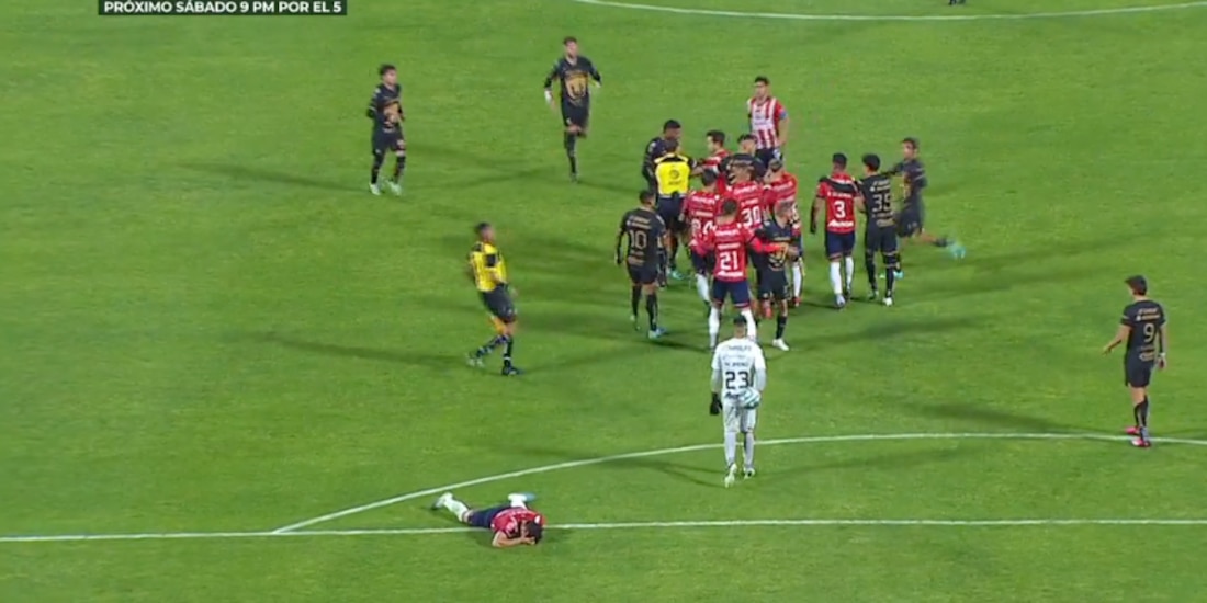 En los momentos finales del duelo entre Pumas y Chivas en Ciudad Universitaria se presentó un conato de bronca.