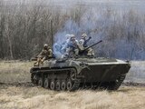 Soldados ucranianos con un blindado realizan entrenamiento de combate en la región de Zaporiyia, Ucrania, 24 de enero de 2023.