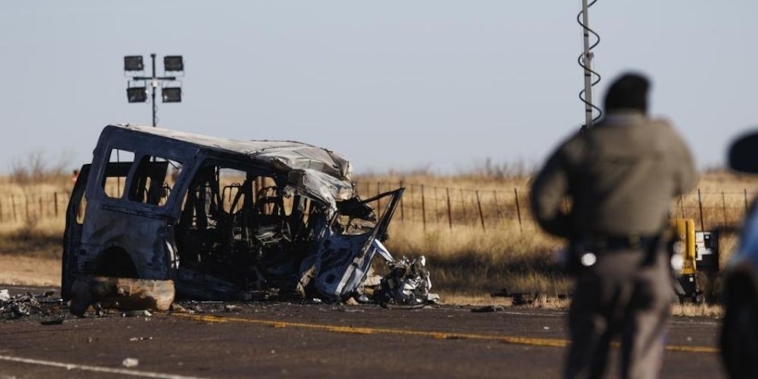 Furgoneta tras el accidente automovilístico en el condado de Andrews, Texas.
