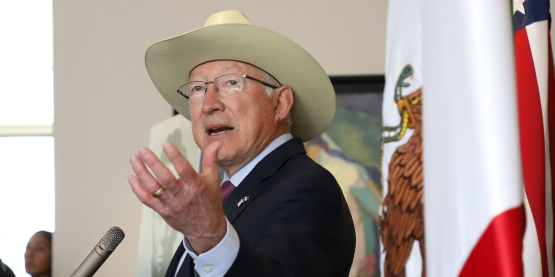 Ken Salazar, en conferencia de prensa el año pasado.