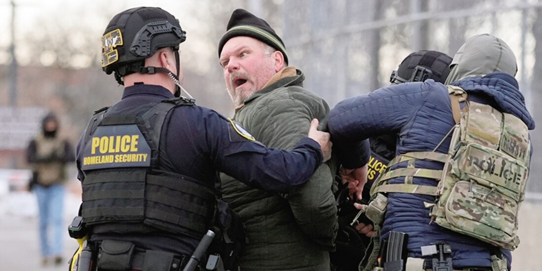 Policías detienen a un hombre durante protesta en Minneapolis, el 17 de enero.