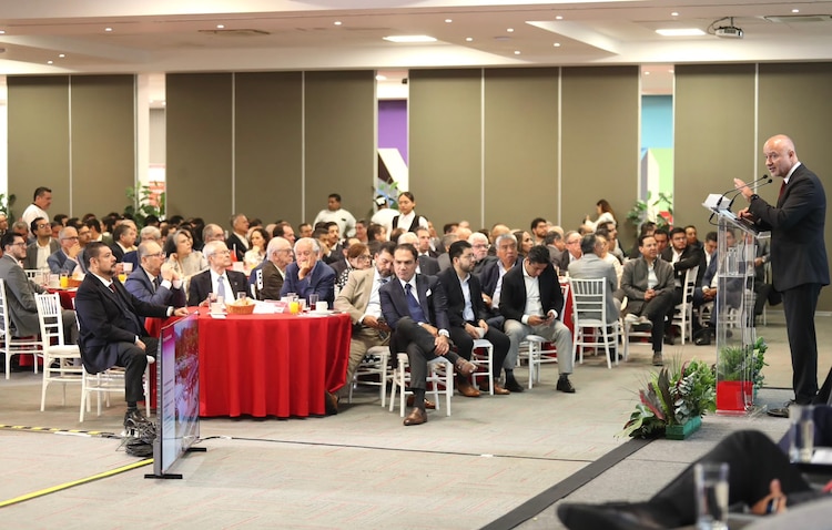 Jesús Esteva Medina, titular de la SICT, encabeza la presentación del plan de infraestructura ante el Colegio de Ingenieros Civiles de México