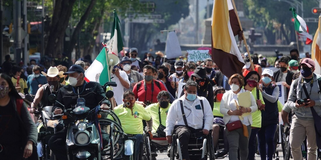 En el día Internacional de las Personas con Discapacidad, cientos en sillas de ruedas y en muletas se manifestaron para pedir igualdad en transporte, en empleos...; "sí nos ven, no somos invisibles", dice Ricardo.