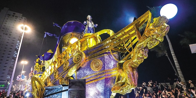 Los carros alegóricos y el desfile del Carnaval comenzaron anoche.