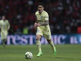Alejandro Zendejas conduce el balón durante un partido del América en la Liga MX.