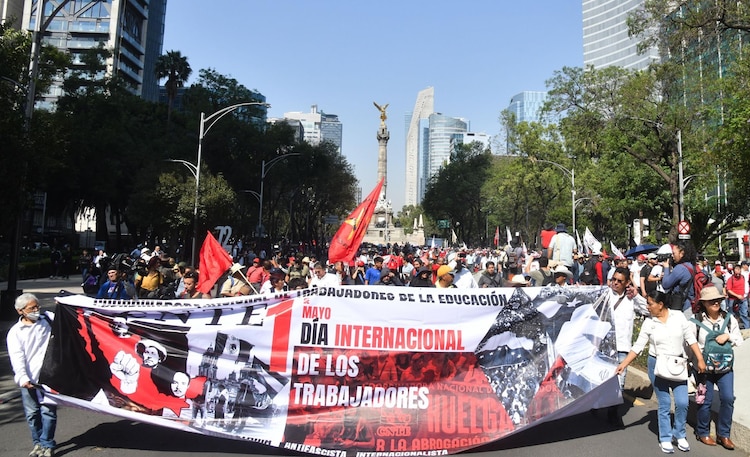 Aspecto de una marcha de integrantes de la Coordinadora Nacional de Trabajadores de la Educación (CNTE).