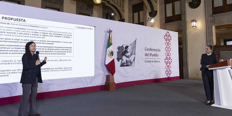 LA CONSEJERA jurídica y la Presidenta, ayer, en conferencia de prensa