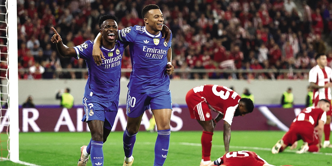Vini y Mbappé celebran uno de los goles del francés, ayer.