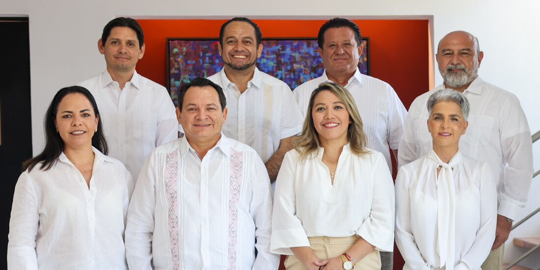 Joaquín Díaz Mena anuncia a los comisionados para la transición gubernamental.