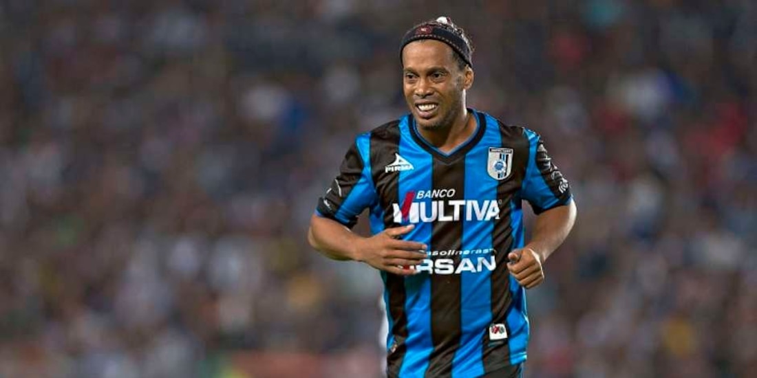 El astro brasileño Ronaldinho en un partido con los Gallos Blancos de Querétaro en la Liga MX.