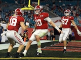 Jugadores de Alabama celebran una anotación ante Ohio en la final de la NCAA