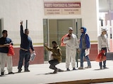 Migrantes deportados de EU, en el puente El Chaparral, en Tijuana, en foto de archivo
