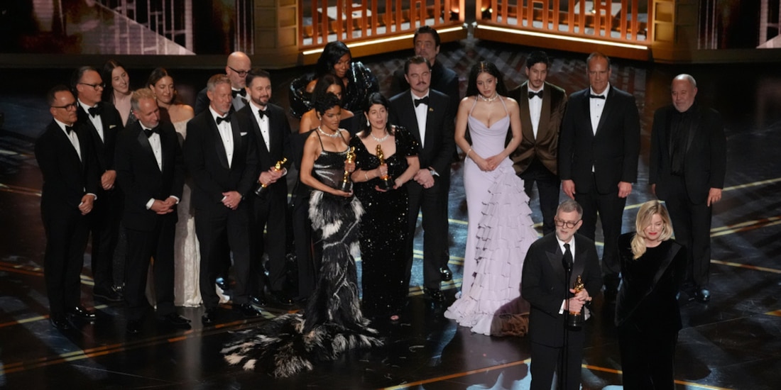Paul Thomas Anderson y todo el elenco de Una Batalla Tras Otra tras ganar el Oscar a Mejor Película