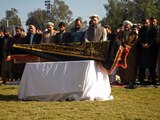 Afganos oran por Malala Maiwand en la ceremonia fúnebre de ella. en la ciudad de Jalalabad al este de Kabul, Afganistán, el jueves 10 de diciembre de 2020.