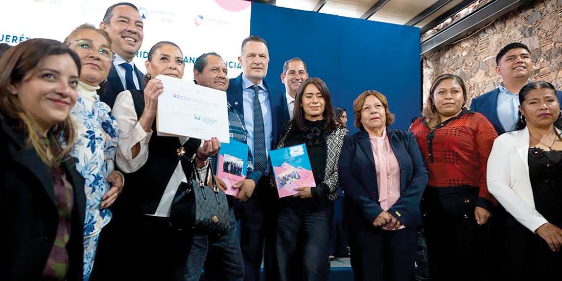 El mandatario estatal (c.), ayer, durante la entrega de premios en contraloría social.