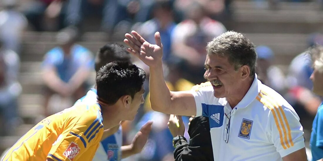 Alan Pulido y Ricardo Ferretti durante la época en la que el 'Tuca' dirigía a Tigres y al delantero tamaulipeco en la Liga MX.