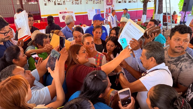 Claudia Sheinbaum encabeza el encuentro con cafeticultores en Atoyac de Álvarez, Guerrero.