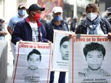 Familiares de los 43 normalistas de Ayotzinapa llegan a instalaciones de la FGR, el 25 de septiembre de 2020.
